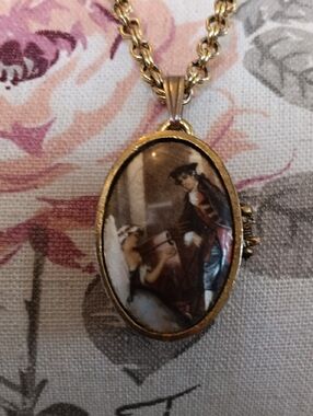 x Vintage Gold Tone Oval Portrait Locket Necklace